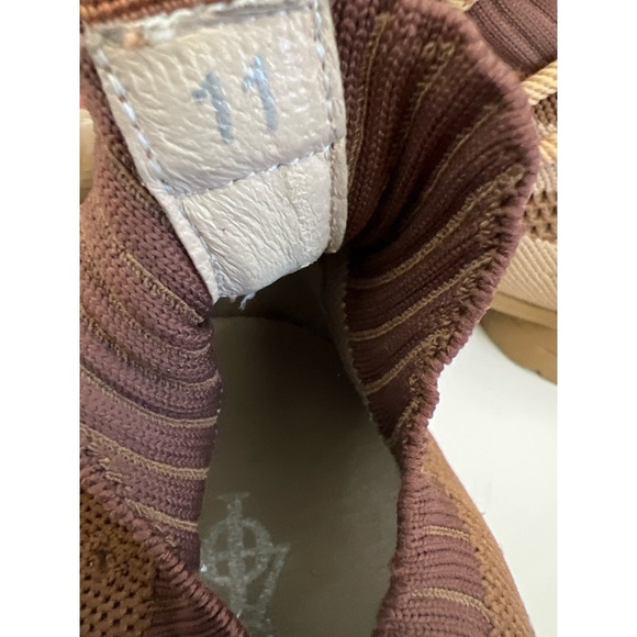 SIA Collective - Size 11 - Picture 3 of 6